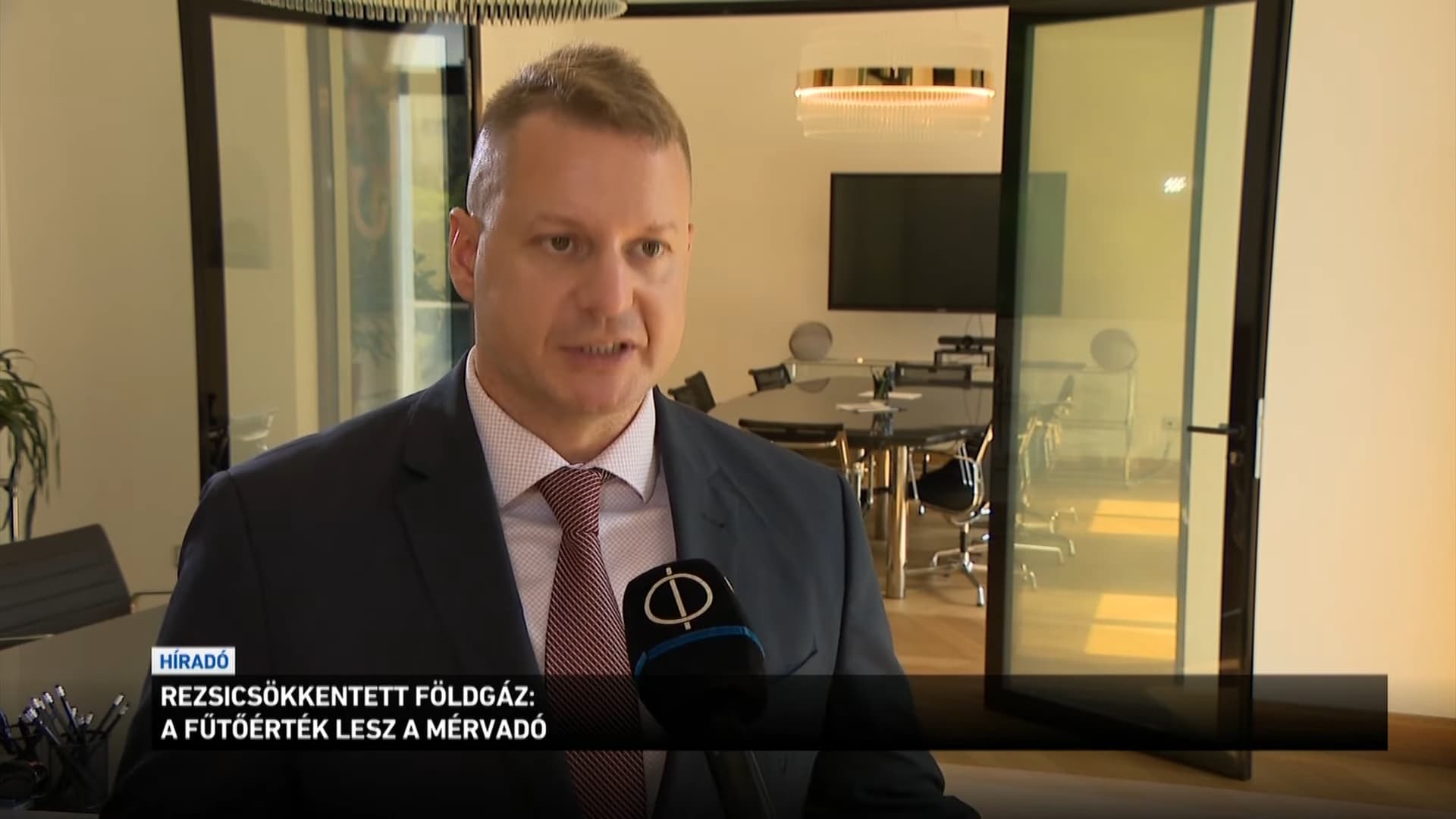 Dr. Tóth Máté - Energiajogász - Híradó 2022-08-23 A fűtőérték lesz a mérvadó. Azért, hogy senkit ne érjen hátrány, megemelik az éves elfogyasztható hőmennyiséget.