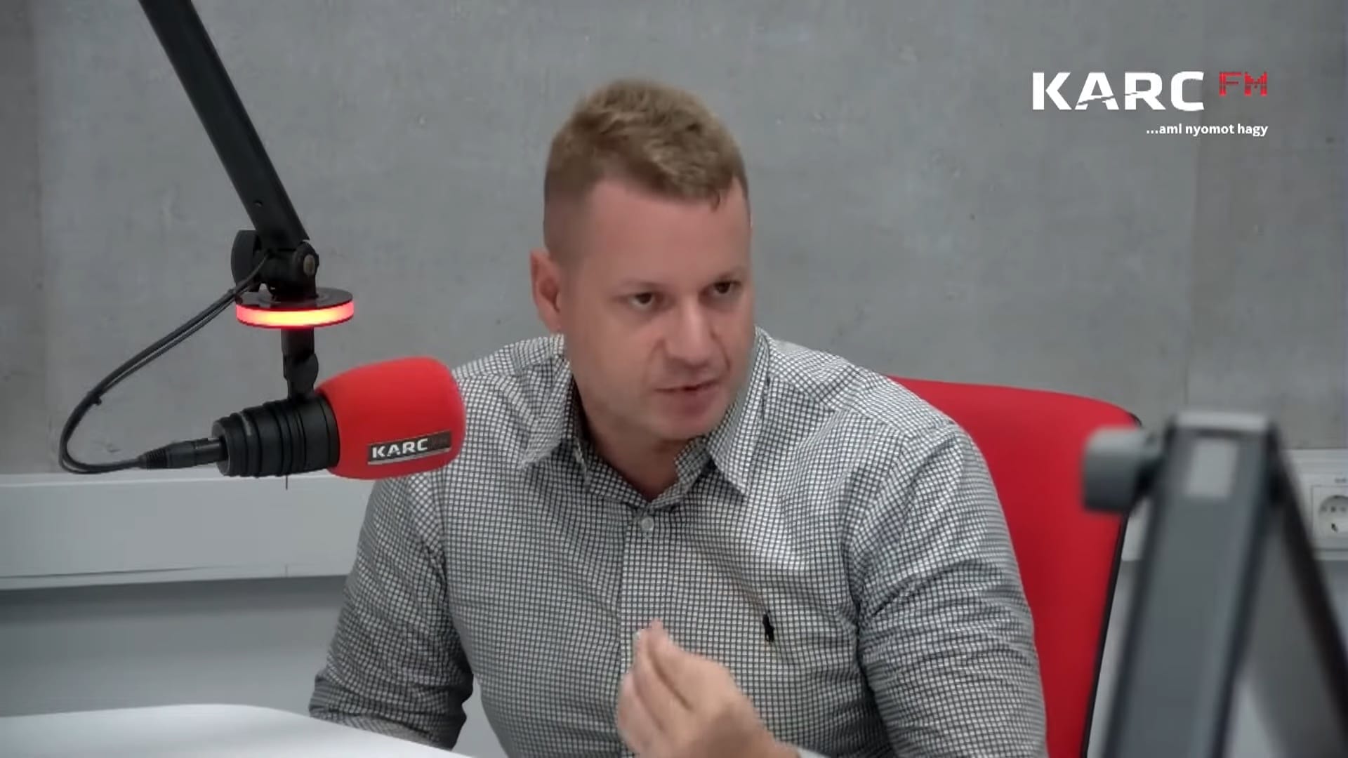 Eltérően értékeli Brüsszel, ha egy tagállam a polgárai ellátásbiztonságát szem előtt tartva saját irányításba veszi energiaszektorát – hívta fel a figyelmet a Karc FM Számadó című műsorában Tóth Máté energiajogász.