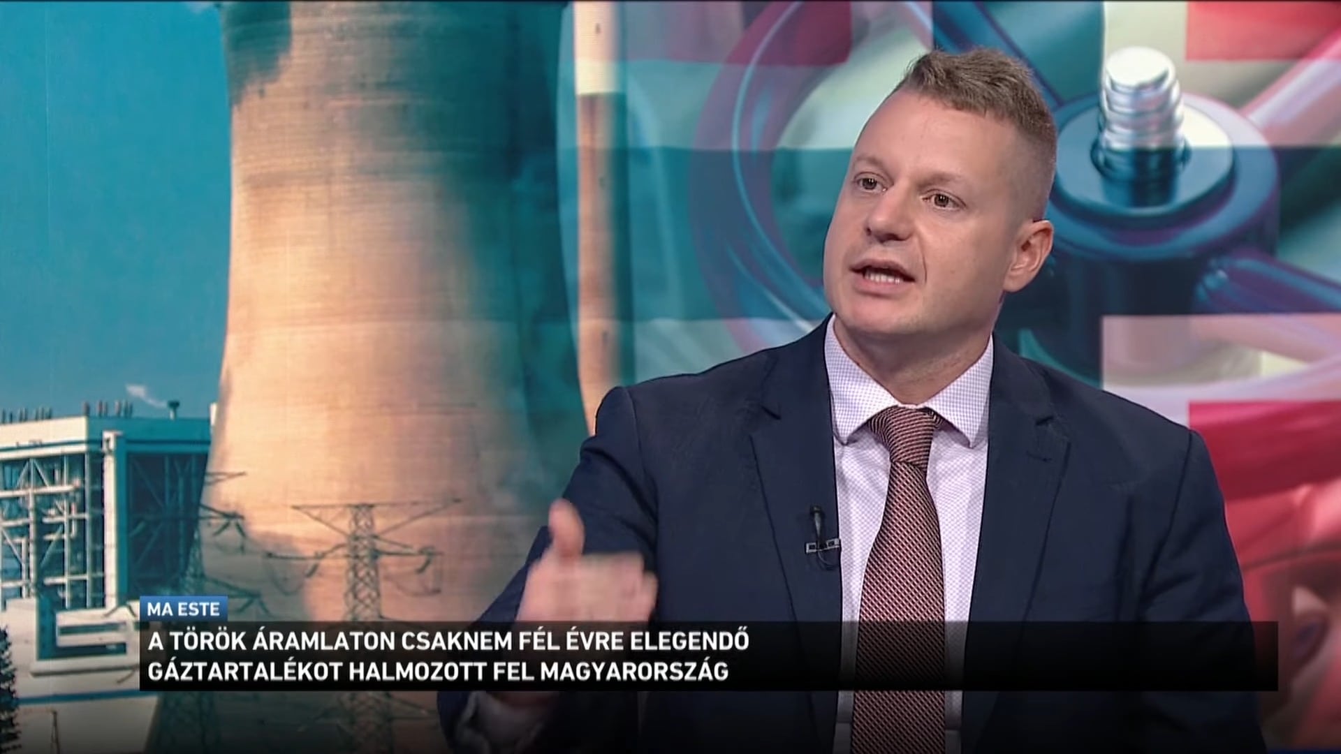 Az energiaválság Európában olyan lépések sorát indította el, amelyre korábban senki sem számított. A háború és a téves szankciós politika miatt kevesebb energia áll rendelkezésre, és az is drágábban. Magyarország energiaellátása biztosított, Menczer Tamás államtitkár röviddel ezelőtt megerősítette, hogy a tárolók jelenlegi töltöttsége az éves fogyasztás csaknem felét képes fedezni. - Dr. Tóth Máté Energiajogász