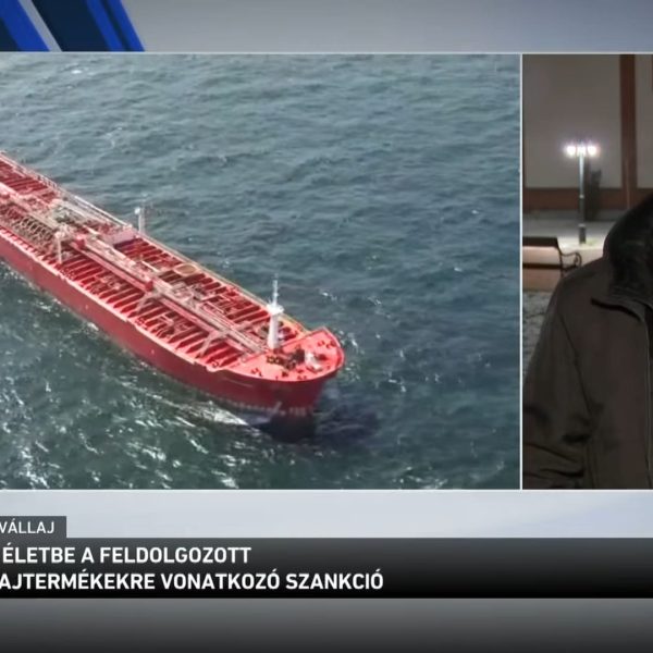 Kiemelte: ezzel Európa szempontjából az a probléma, hogy a közvetítők megdrágítják és meghosszabbítják a szállítási útvonalakat. Jelezte: a meghosszabbított, megkettőzött értékesítési láncon ugyanúgy orosz molekula érkezik majd Európába, csak kínai meg indiai közvetítéssel.