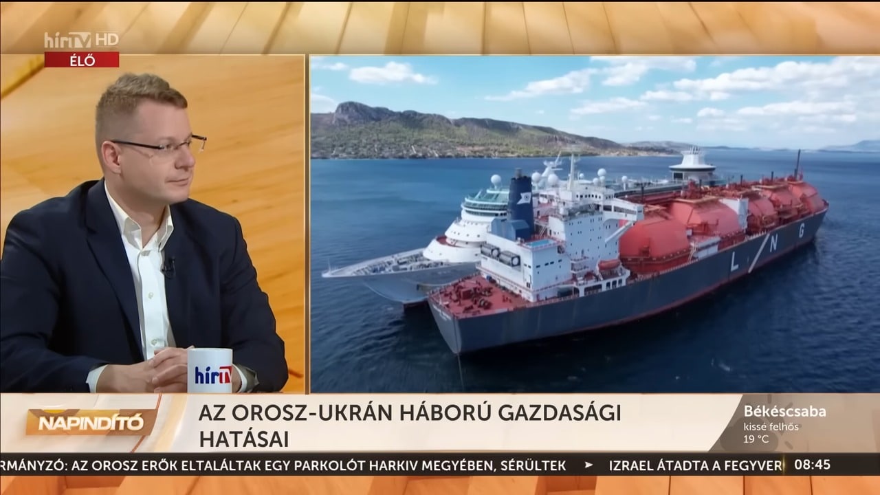 Az Egyesült Államok gyorsan alkalmazkodott az Oroszország ellen bevezetett energetikai szankciók miatt előállt energiaválsághoz, Európa azonban nem haszonélvezője, hanem elszenvedője a válságnak. Erről beszélt Tóth Máté. Az energiajogász szerint csak a nemzetállamok képesek saját energiaigényükről gondoskodni, a közös uniós energiabeszerzés nem működik