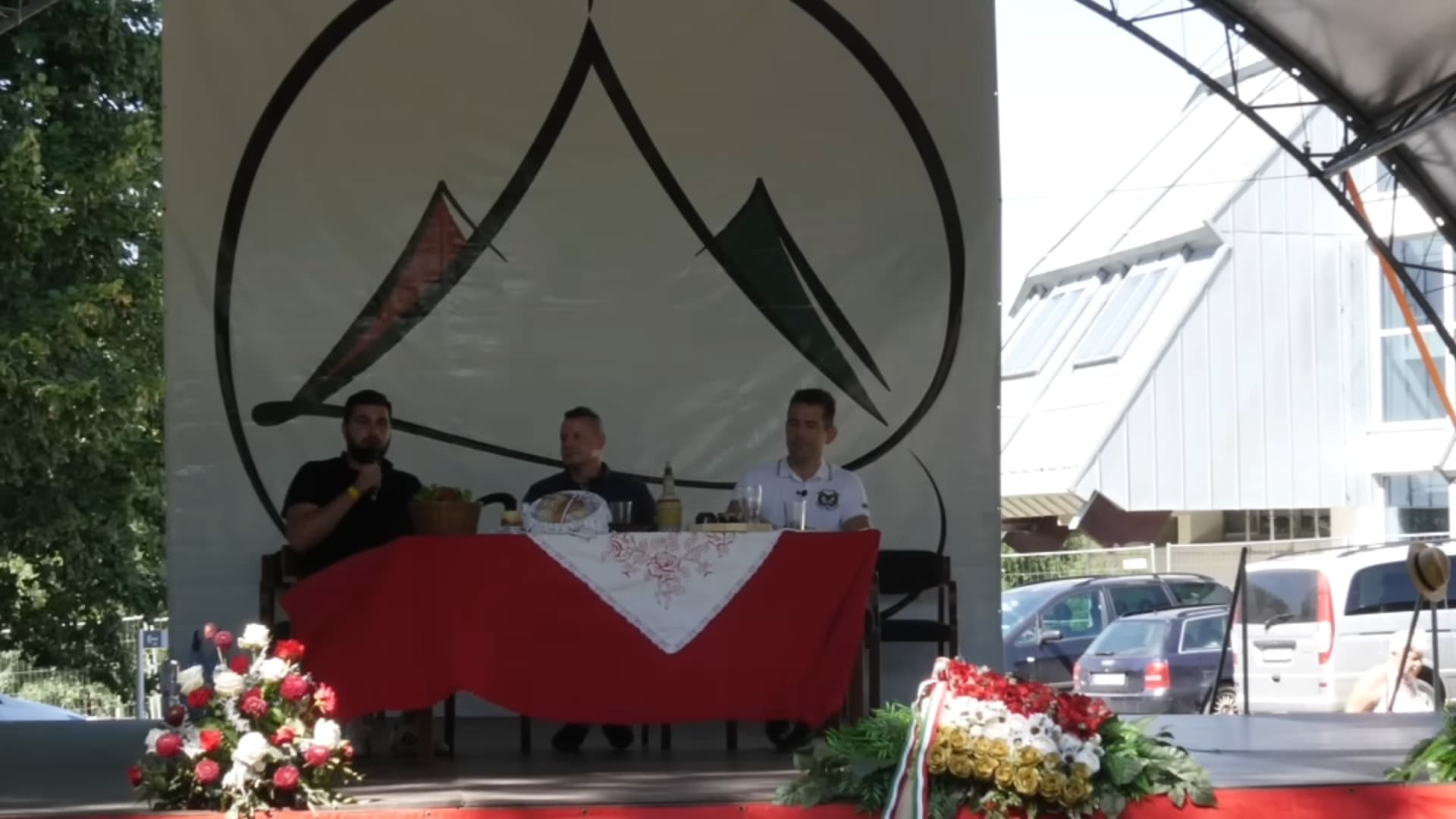 A nagyszínpadon kapott helyet a "Veszélyek és lehetőségek az EU-n belül és kívül" című előadás a Magyarok Országos Gyűlése (MOGY) zárónapján. A beszélgetés során Novák Előd, a Mi Hazánk alelnöke és Tóth Máté energiajogász járták körül hazánk EU-tagságának különböző aspektusait. Az előadást Horváth Tamás, a Magyar Jelen főszerkesztője moderálta.