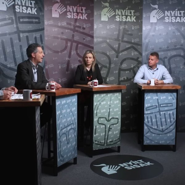 Fiala János (riporter), Kónyi-Kiss Botond (a Hatvannégy Vármegye Ifjúsági Mozgalom alelnöke), Schiffer András (ügyvéd) és Tóth Máté (energiajogász) a Nyílt Sisak évnyitó adásában.