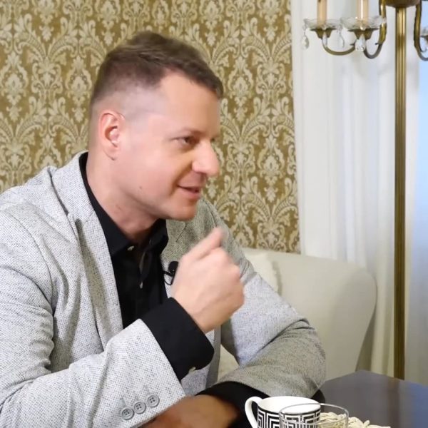 Mi a kormány aktuális energiapolitikája? Miért barátkozik Katarral? Mik azok a kis moduláris reaktorok, amelyek megoldást jelentenének néhány problémára? Hogyan lett százszorosa a gáz ára? És mi várható a megújuló energiaforrások terén, miután a kormány feloldotta a szélenergia-stopot és támogatja a napelemek telepítését? Ezekről is kérdeztük Holoda Attila energetikai szakértőt, volt helyettes államtitkárt, és Tóth Máté energiajogászt.