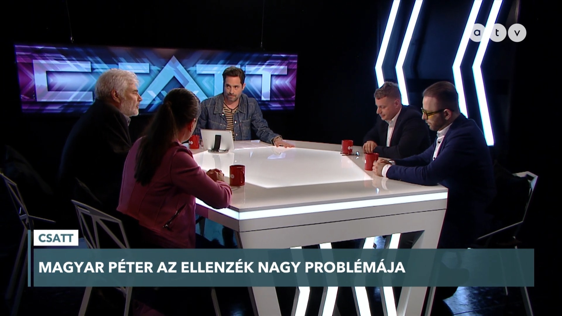 Hol tartunk a szombati tüntetés után? Ellentétes vélemények az asztal két felén? Ön melyik oldalra ülne? Ez itt a CSATT! A műsor vendégei – Varga Ádám, a Pestisrácok újságírója, influenszer, Tóth Máté ügyvéd, egyetemi oktató, Horn Gábor, a Republikon Alapítvány kuratóriumi elnöke és Lukácsi Katalin, közíró, politikai aktivista.