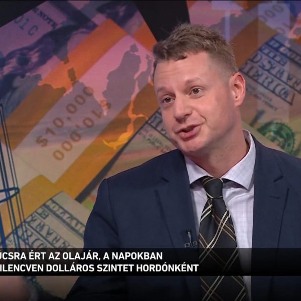 Féléves csúcsra ért az olajár, amely a napokban átlépte a 90 dolláros szintet hordónként. A drágulás hátterében elsősorban geopolitikai fejlemények állnak. Befolyásolja egyebek mellett a közel-keleti eszkaláció és Ukrajna oroszországi olajfinomítók elleni támadásai.