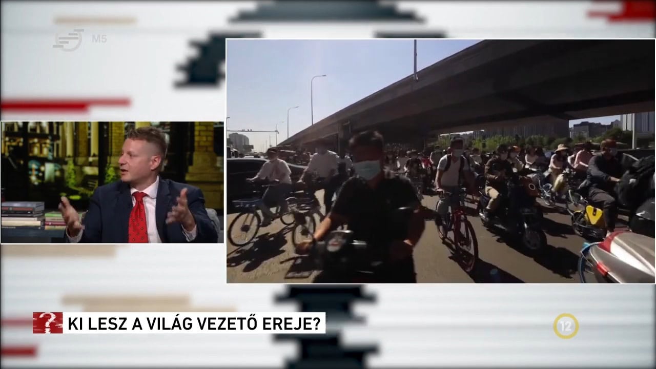 A középső birodalom. Kína a világ közepeként tekint magára, de vajon a nyugat helyesen értelmezi-e ezt az identitás tudatot? Leírtható-e a keleti világ nyugati fogalmak mentén? Megérthetjük Kínát? Ez itt a kérdés.