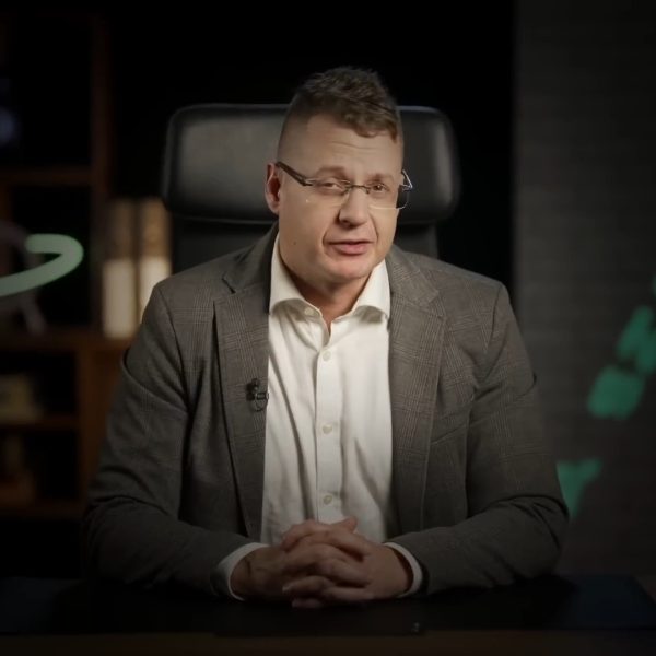 A kormánypárt ezzel szemben a törvényi kötelezettségre és a demográfiai változásokra hivatkozva tartja indokoltnak a módosítást.