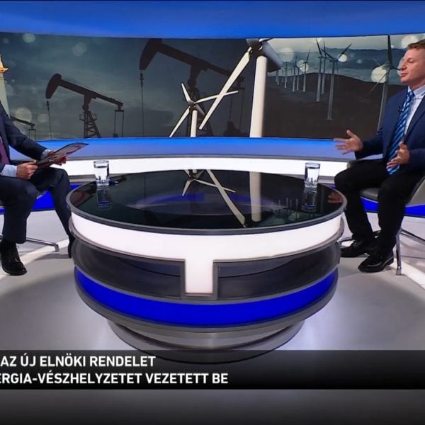 Emellett Trump elrendelte az amerikai energia új korszakát, melynek részeként ösztönzi a szövetségi területeken az energiakitermelést, a szövetségi területeken a fúrások engedélyezését, illetve az olajcégek számára az amerikai partok mentén a kutatást olaj- és földgázlelőhelyek után.