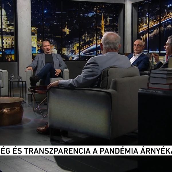 00:00 - Hitelesség és transzparencia a pandémia árnyékában 30:00 - Trump Davosban: ez a józan ész forradalma
