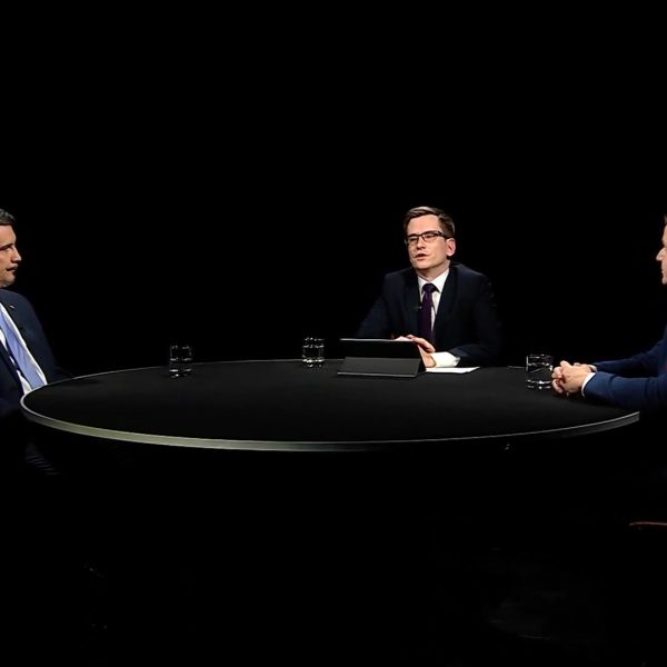 Az adás második felében vendégünk volt Mesterházy Attila, a NATO Parlamenti Közgyűlés korábbi elnöke és Tóth Máté nemzetközi és energiajogász, témánk pedig az orosz-amerikai béketárgyalások lehetséges kimenetelei voltak.